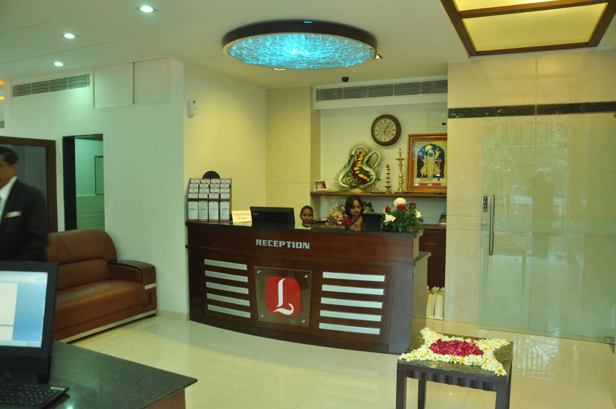 Treebo Trend Hotel Parker Ahmedabad Exteriör bild