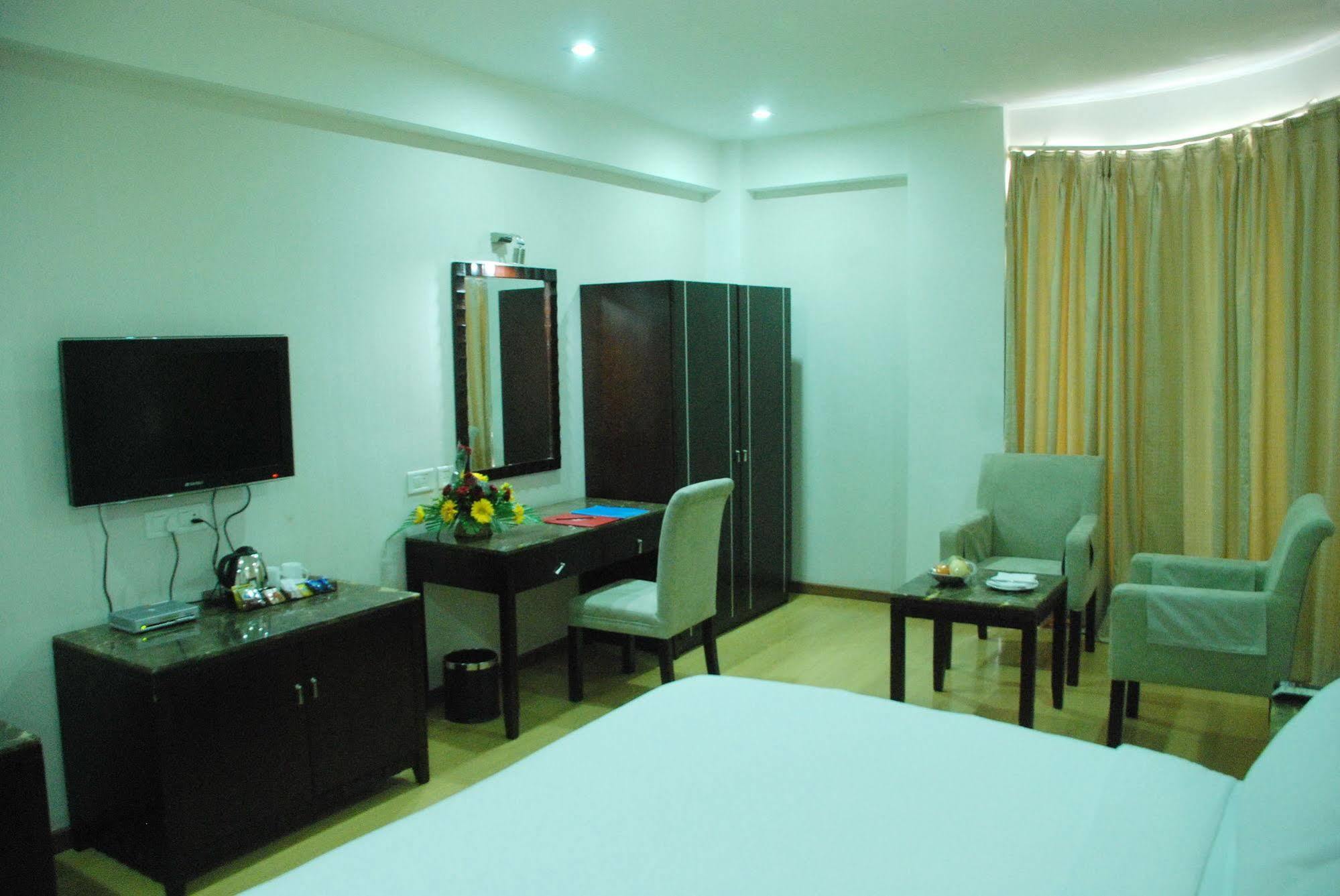 Treebo Trend Hotel Parker Ahmedabad Exteriör bild