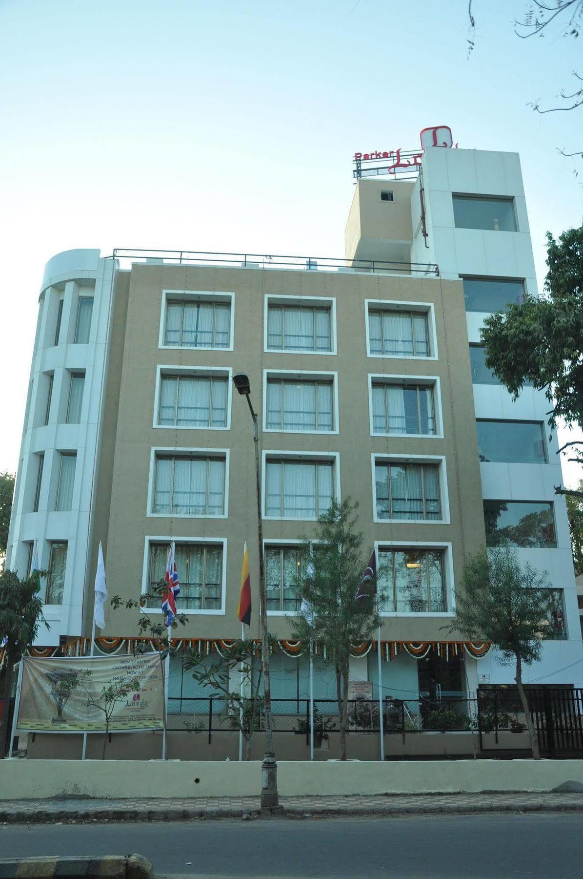 Treebo Trend Hotel Parker Ahmedabad Exteriör bild