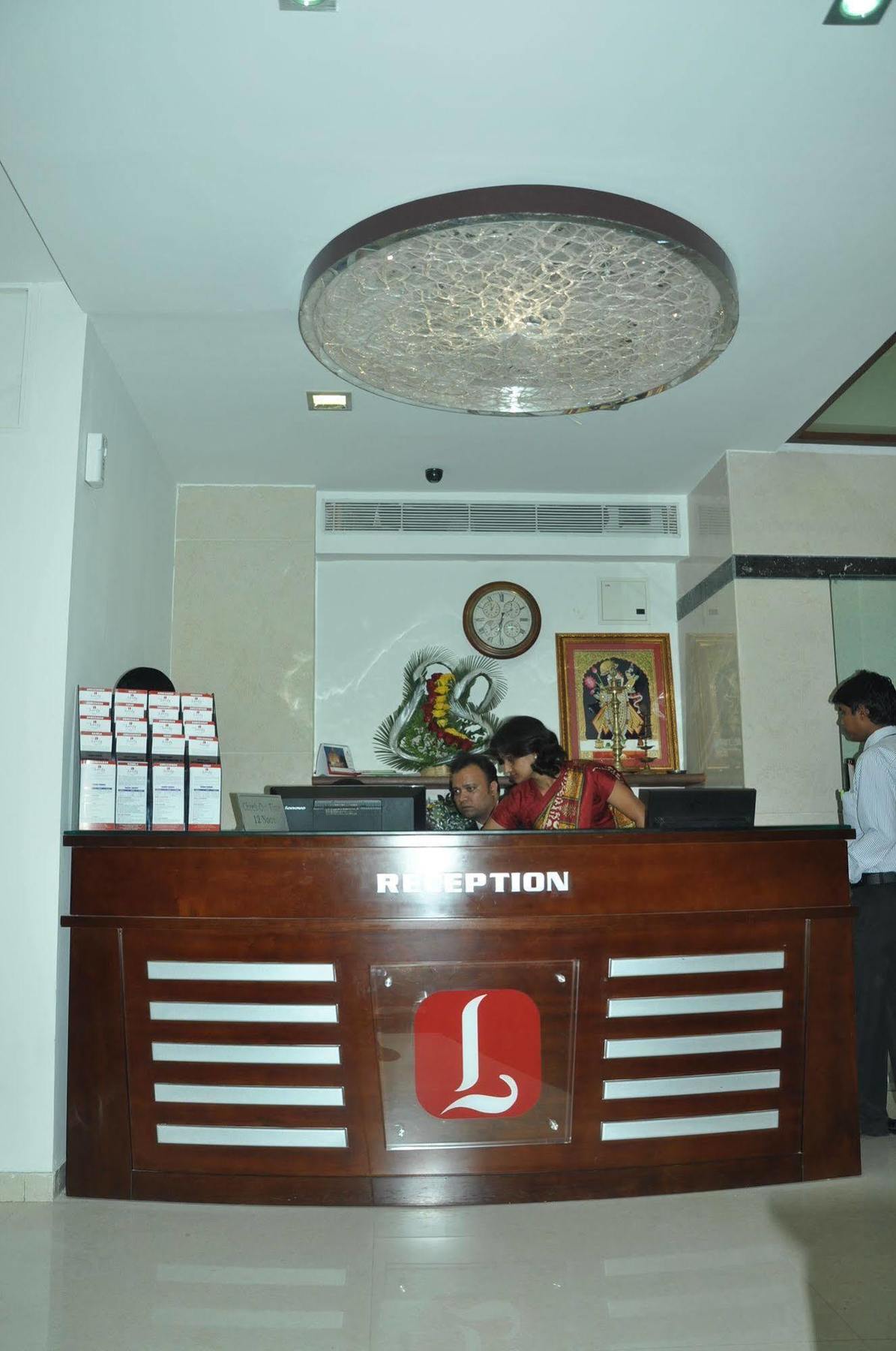Treebo Trend Hotel Parker Ahmedabad Exteriör bild
