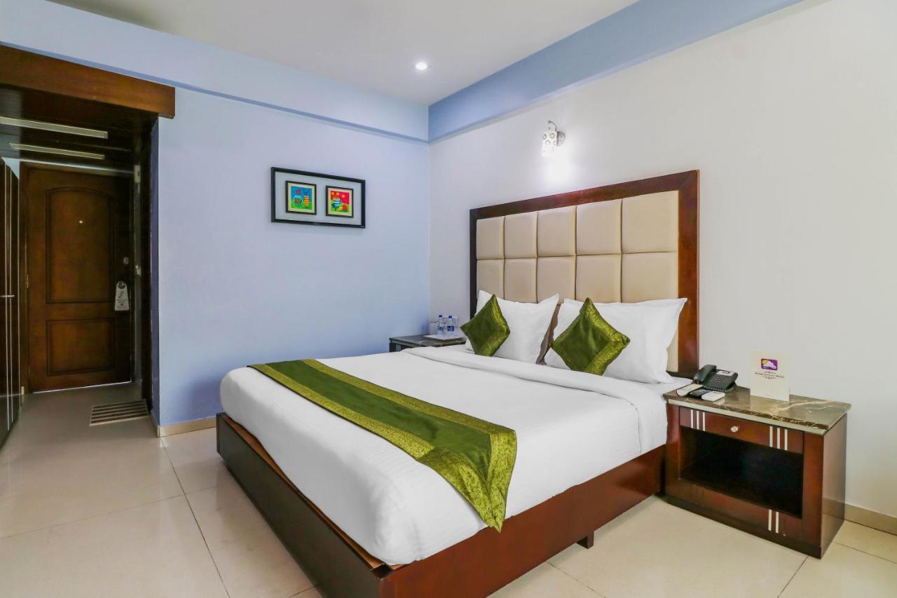 Treebo Trend Hotel Parker Ahmedabad Exteriör bild