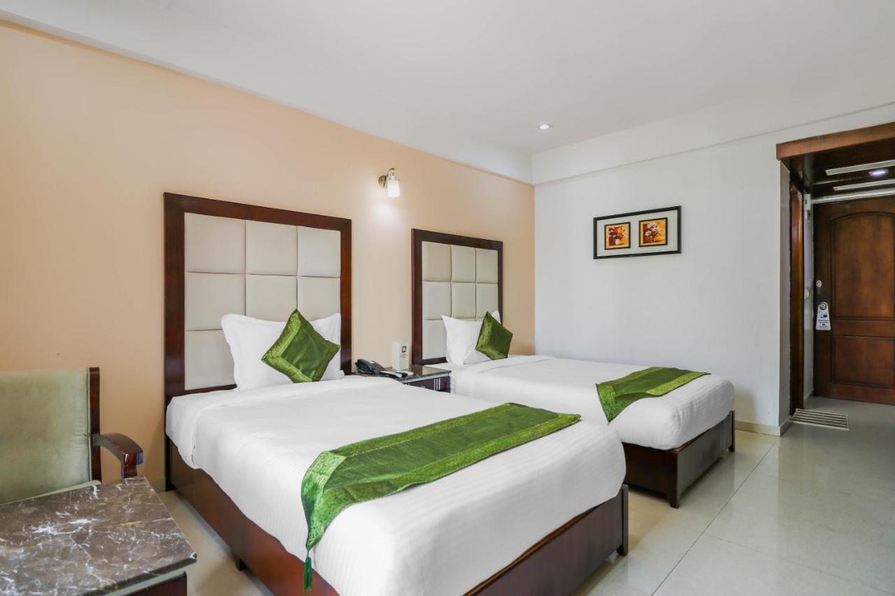 Treebo Trend Hotel Parker Ahmedabad Exteriör bild