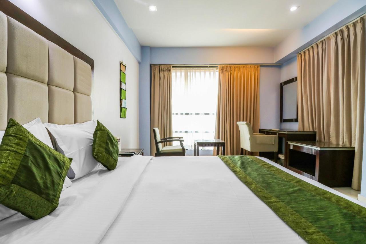 Treebo Trend Hotel Parker Ahmedabad Exteriör bild
