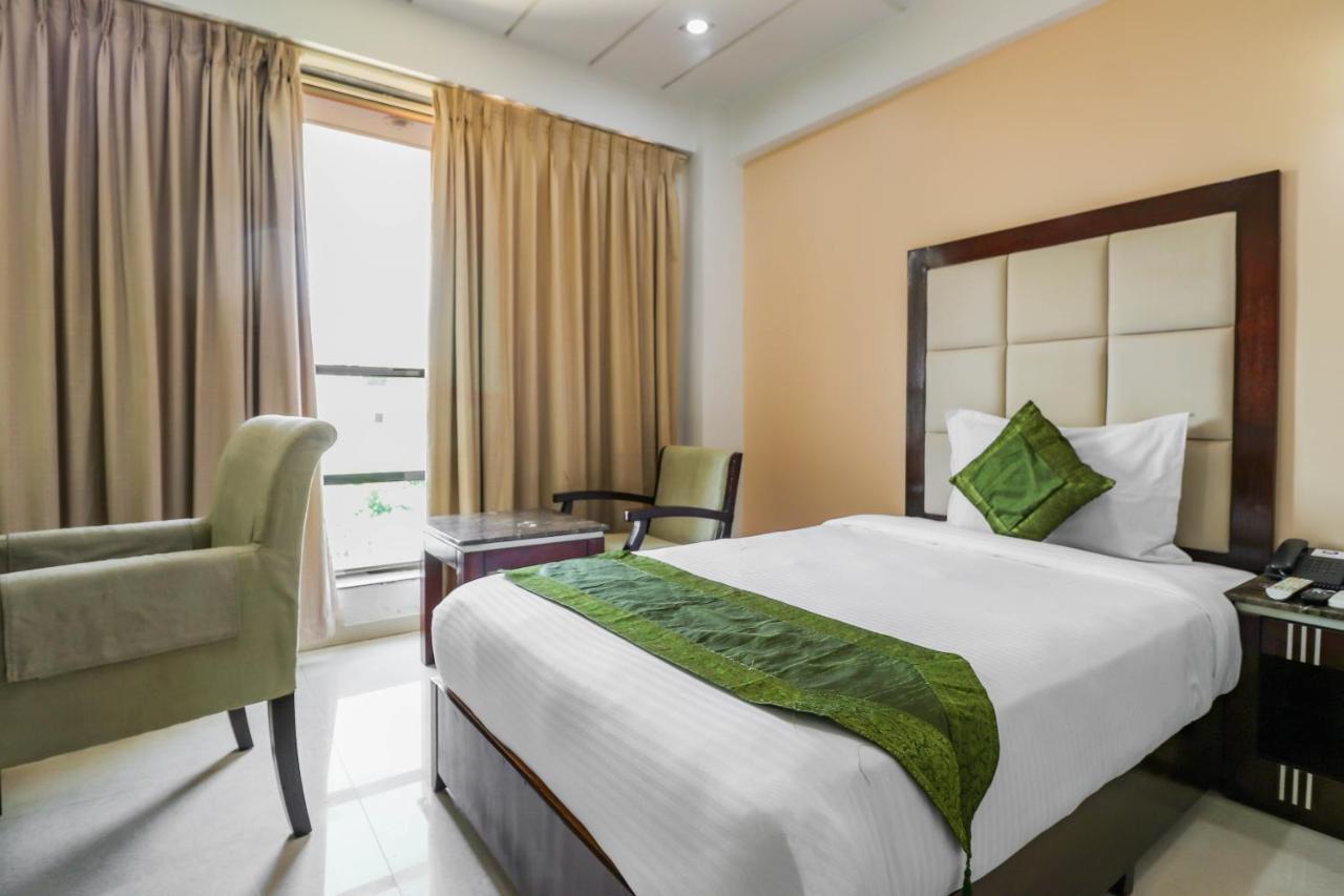 Treebo Trend Hotel Parker Ahmedabad Exteriör bild