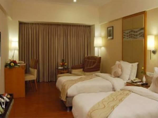 Treebo Trend Hotel Parker Ahmedabad Exteriör bild